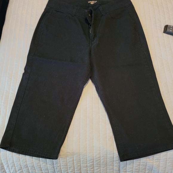Black Capri's - Picture 2 of 2